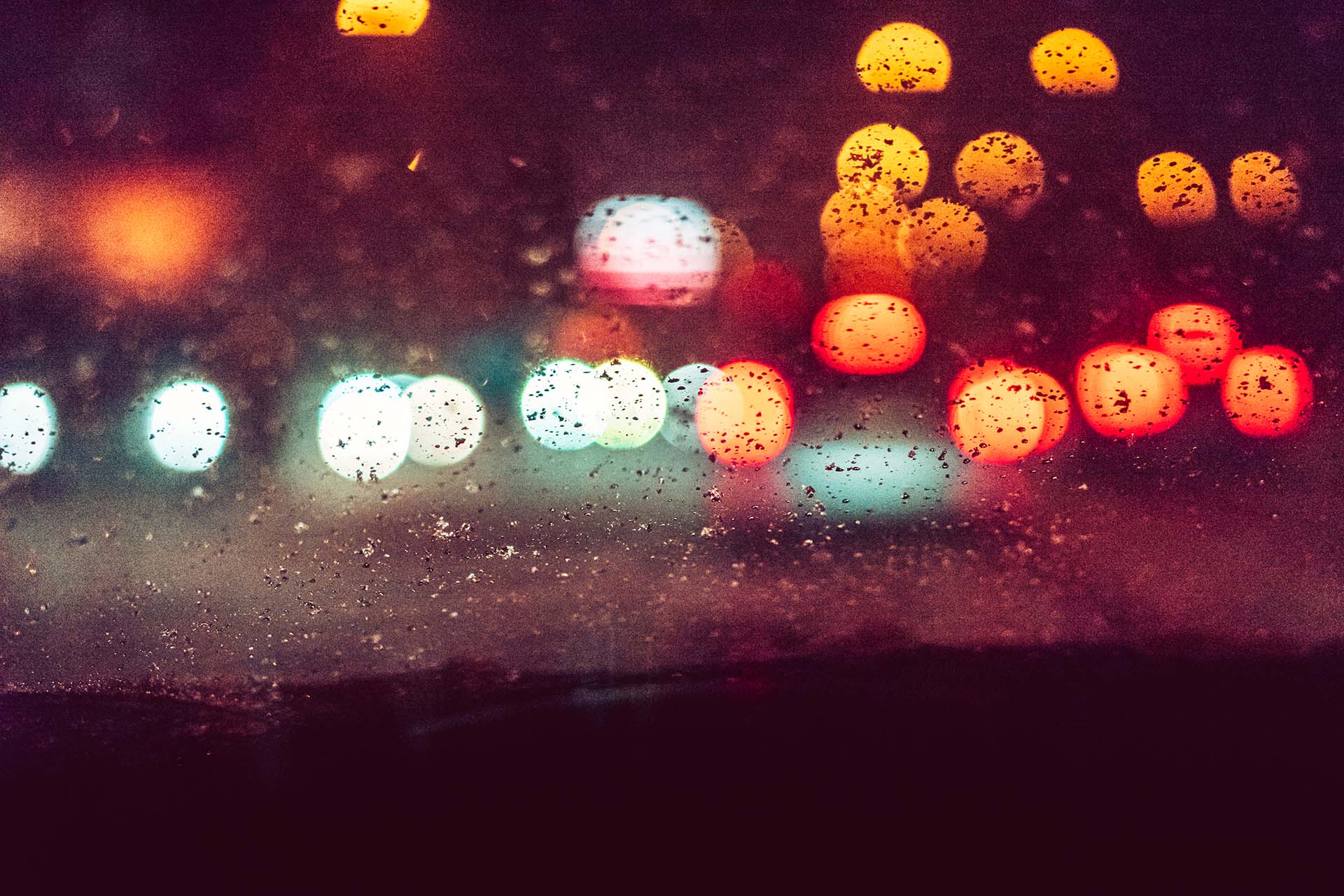 雨夜车窗外朦胧的城市灯光